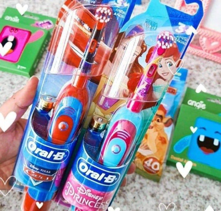 Escova Dental Oral-B Disney Pixar Carros + 2 Pilhas AA
