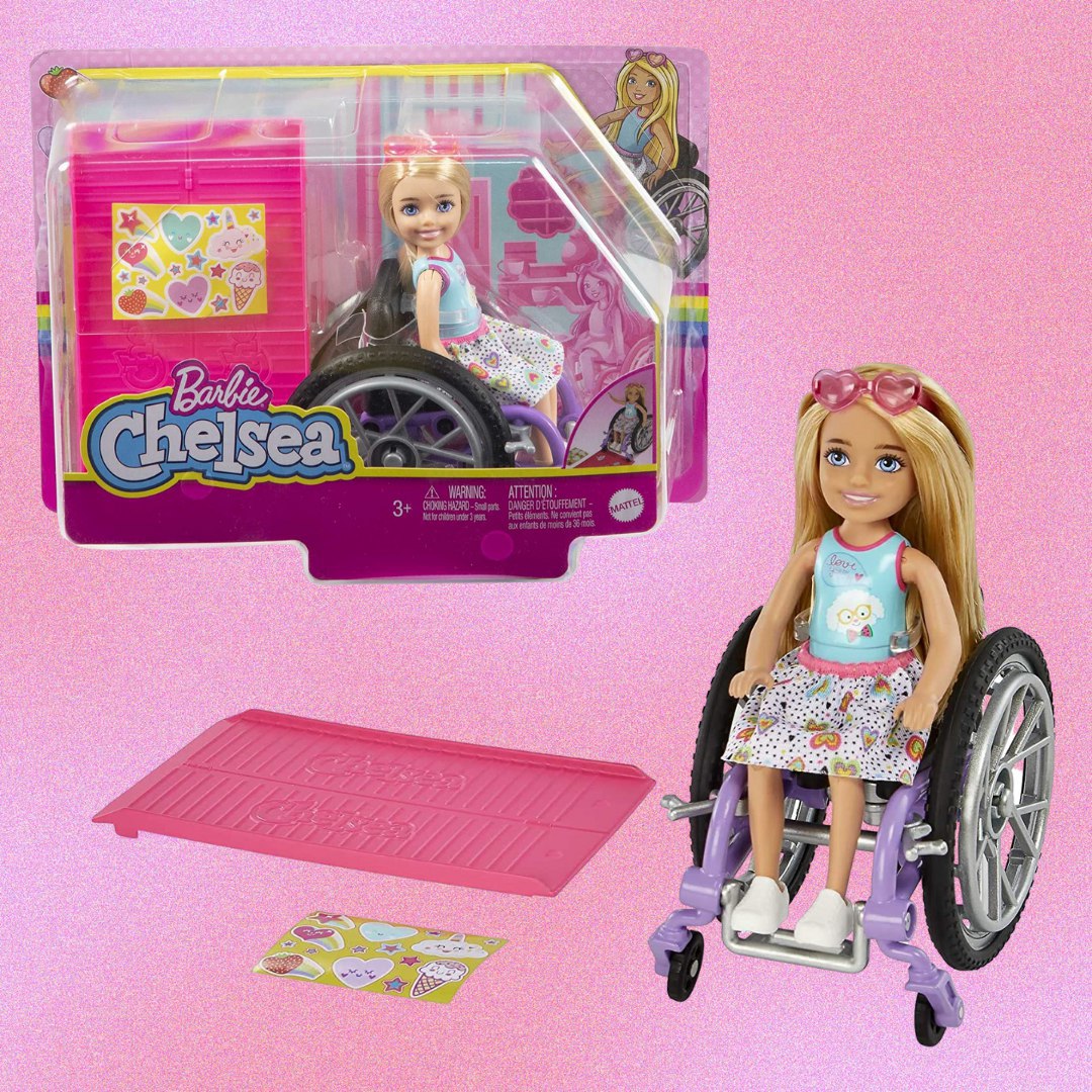 Barbie Chelsea com cadeira de rodas Boneca loira com vestido, cadeira, rampa, acessórios e adesivos para personalizar, brinquedo +3 anos (Mattel HGP29)