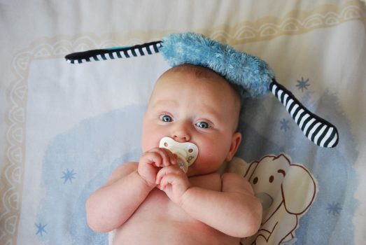 Como fazer o bebê pegar chupeta - 5 melhores técnicas