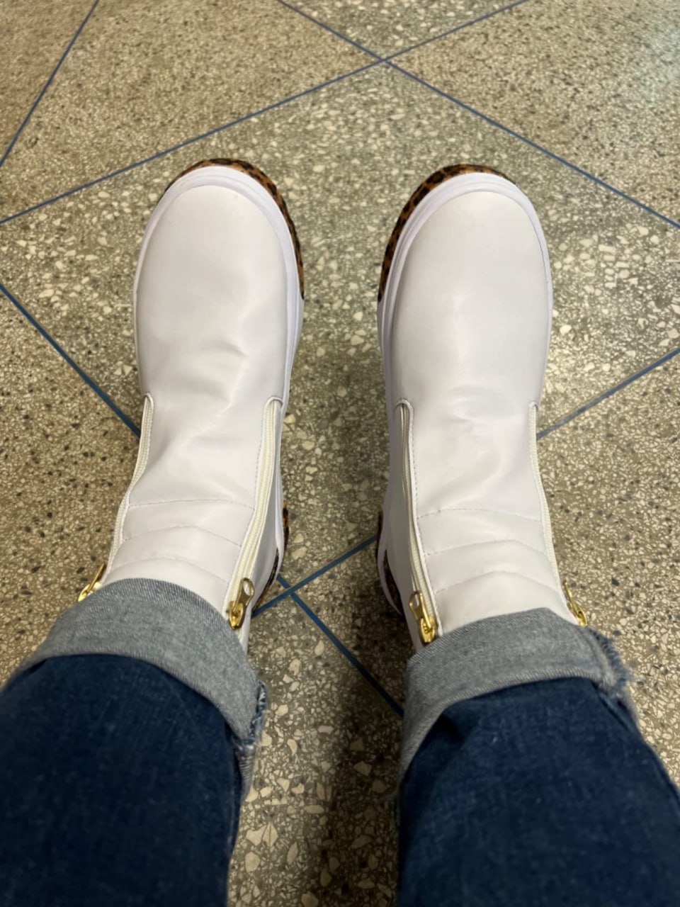 Tênis Feminino Fit GuGi Botinha De Academia em Camurça Leve Bota Com Zíper Lateral 203-GG Branco