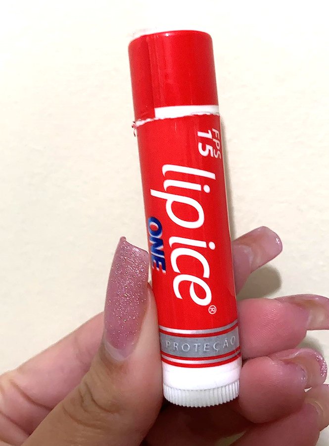 Regenera a pele dos lábios, resistente ao calor, pode ser usado sozinho e/ou antes do batom ou gloss e não é testado em animais ‼️