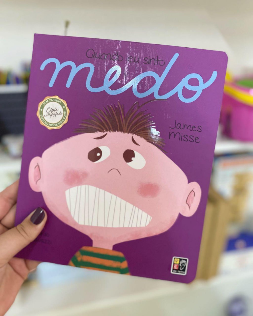 É um livro acolhedor, leve  e sensível, que reforça que ter medo é importante e natural, pois  ele nos alerta e orienta sobre os possíveis perigos.