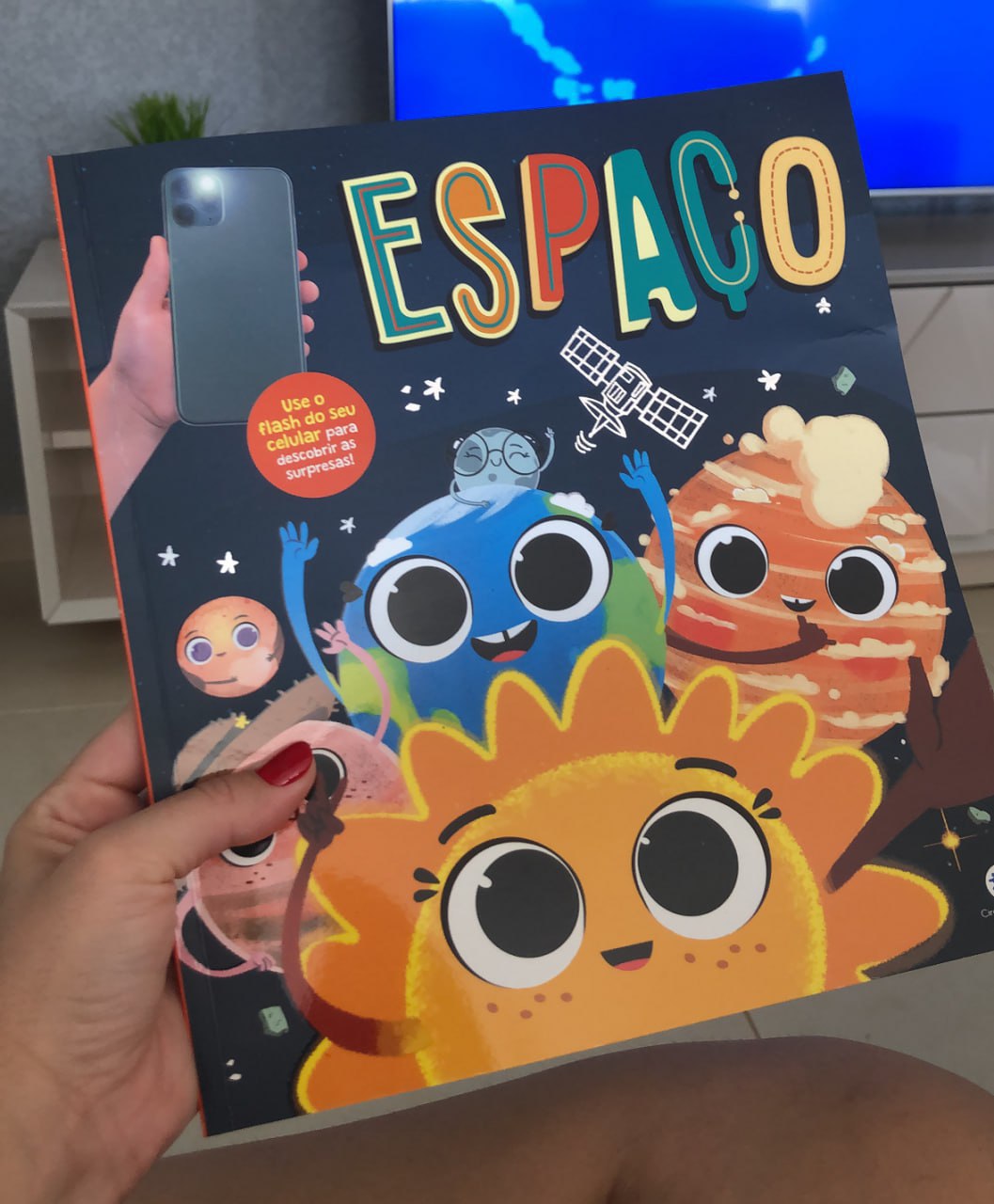 Precinho 😍Ele tem imagens secretas que aparecem usando o flash do celular ou uma lanterninha 🤳