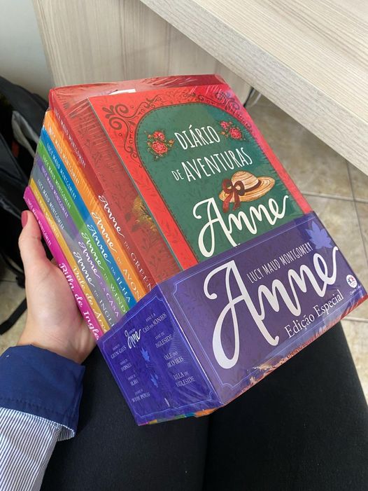 Conheça a encantadora história de Anne Shirley, uma órfã de cabelos ruivos que conquista a todos por onde passa‼️
