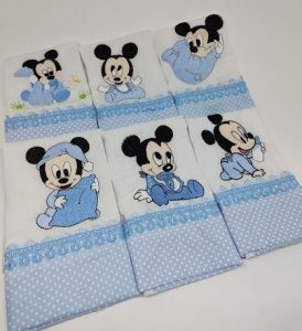 Fralda de Boca: Tipos, Bordados e Como Personalizar para Bebês Fralda de boca azul com desenho do Mickey bebê, ideal para o enxoval do bebê.