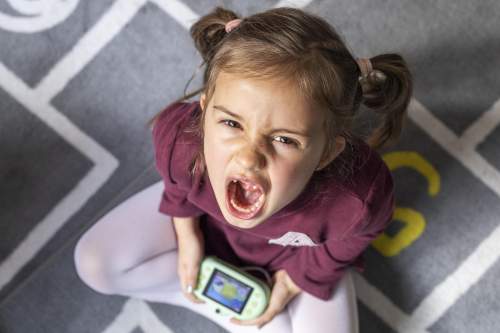 Qual é a diferença entre o choro de fome, sono e desconforto do seu bebê? menina jogando, chorando, criança chorando, menina triste