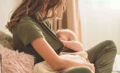 7 Dicas Essenciais para Amamentar um Bebê Autista – A 5 Vai Te Chocar! Mamãe dando peito para bebê autista