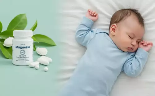 Frasco de suplemento de magnésio ao lado de folhas verdes e cápsulas, com um bebê dormindo tranquilamente deitado em um lençol branco.
