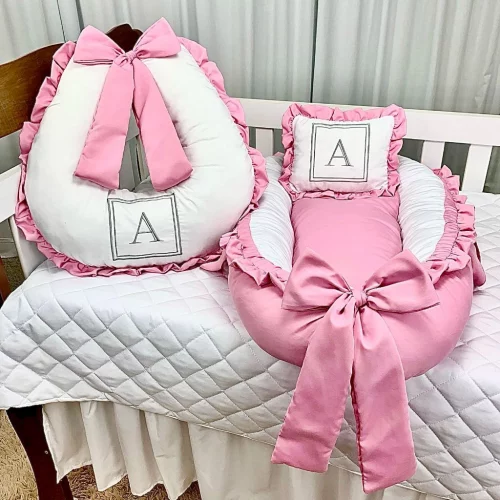 > Ninho Redutor de Berço + Almofada De Amamentação - Personalizados Com a Inicial do Seu Bebê