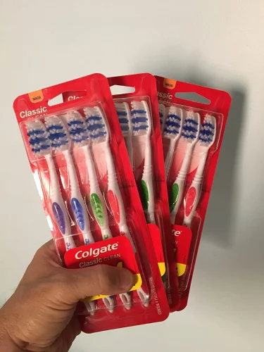 Escova de Dente Colgate Classic Clean Macia 4 unidades | Cores Sortidas
