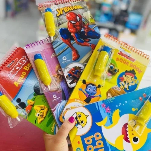 AQUA BOOK❓É só colocar água na caneta pincel para colorir os desenhos!