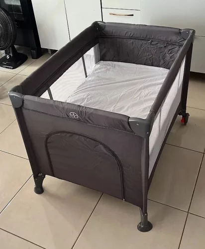 🚨 Berço Portátil Cercado Desmontável com Bolsa de Transporte e Mosquiteiro Explore Cinza Kababy