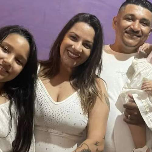 Bebê Esther Vitória ferida por bala perdida em festa de Ano Novo em São Paulo, carrinho ao lado.