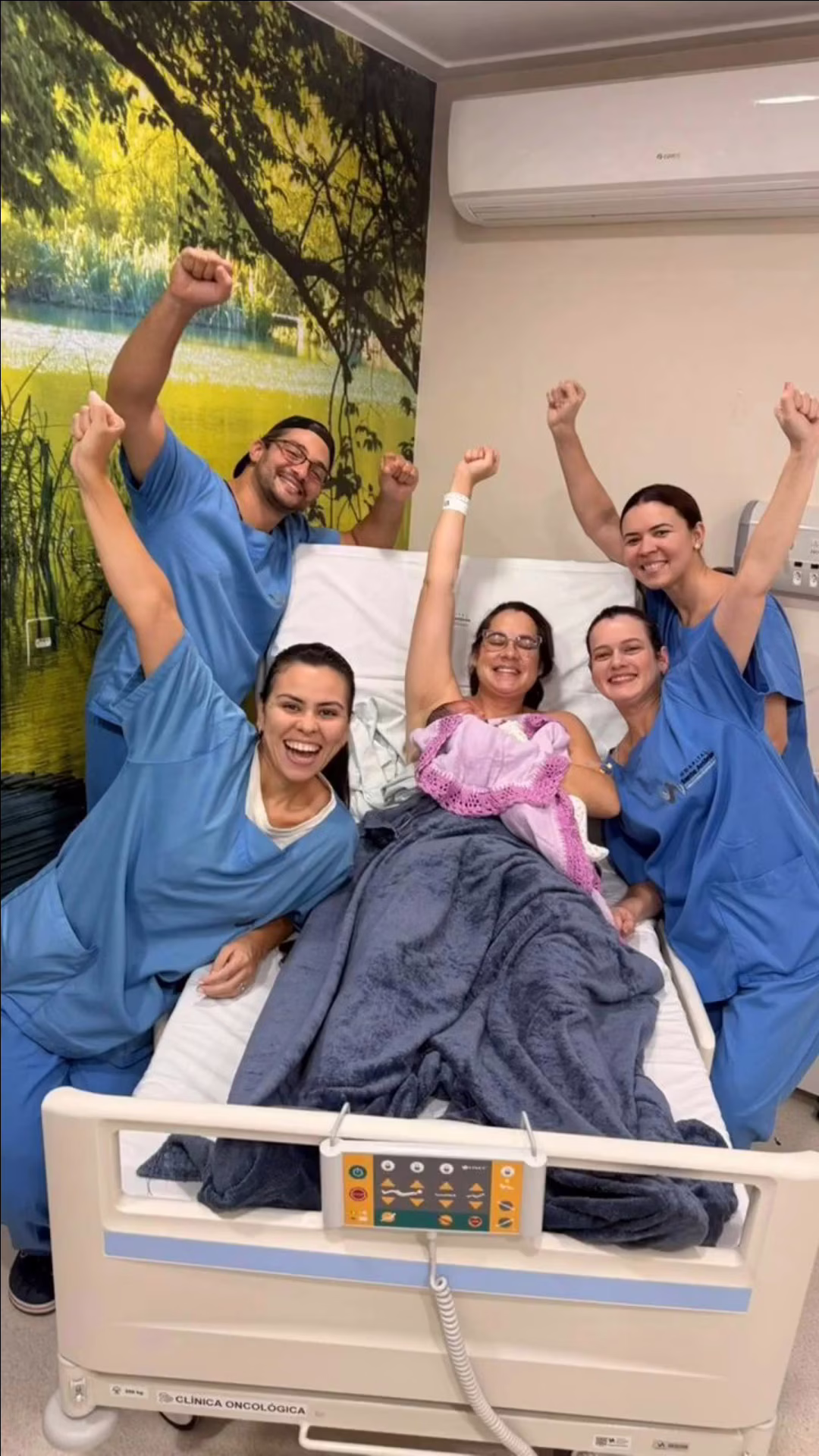 Equipe de apoio incluindo doula e enfermeira obstetra auxiliando no parto
