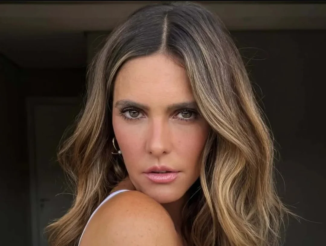 Fernanda Lima sorrindo em um evento, imagem de close que transmite serenidade e força materna