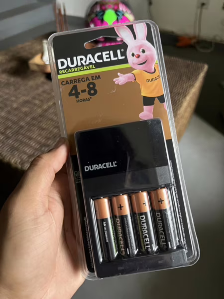 Duracell Carregador de Pilhas Recarregáveis AA e AAA Com 4 Pilhas AA Inclusas