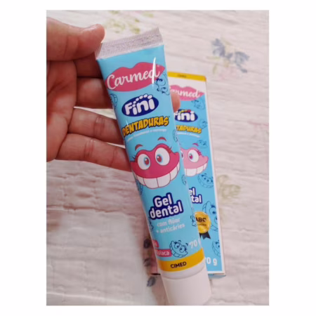 Carmed Fini Dentaduras Gel Dental com Flúor Sabor Framboesa e Morango 70g