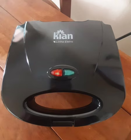 Sanduicheira Grill 2 Em 1 Kian Preta Elétrica 750w Cor Preto,Seu Mixto Quente Ultra Rápido, e Outros Petiscos