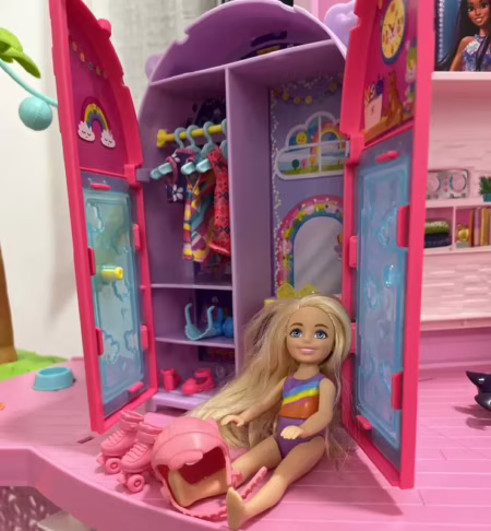 😍 Barbie. Conjunto de Brinquedo Armário da Chelsea com 1 Boneca e 15 Peças de Roupa e Acessórios, Para crianças a Partir de 3 Anos