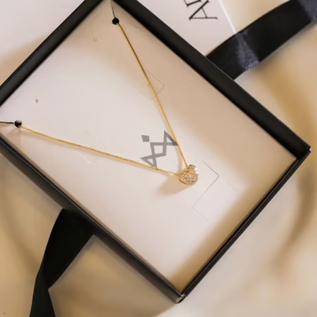🚨 Colar Coração Cravejado Com Zircônias Delicado Dourado