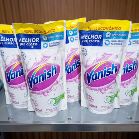Tira Manchas Líquido Vanish White refil 500ml para Roupas Brancas. Sem Cloro, remove manchas sem danificar os tecidos e deixa o branco até 5 tons mais branco. Confie em Vanish.