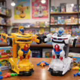 JIANW Carro a Pilha Vira Robô Emite Som e Luz Led Brinquedo Branco Interativo Inteligente Transformável Premium