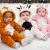 🛍️Macacão Plush para Bebê com Capuz Bordado – Diversas Cores até 12 Meses